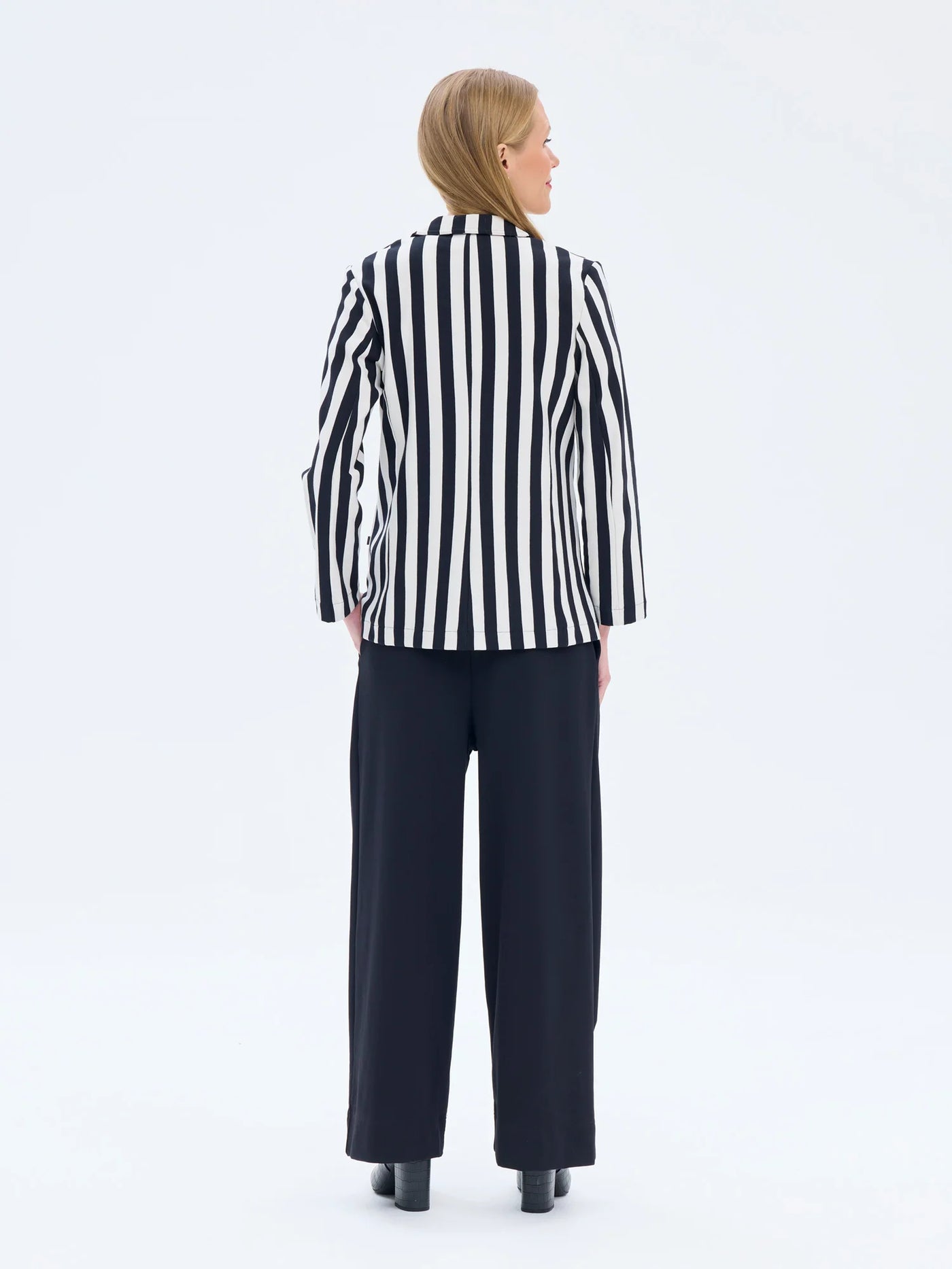 Luisa Jakku Raita, Musta/Valkoinen