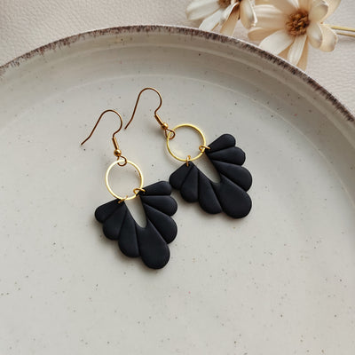 Amalia Korvakorut, Musta