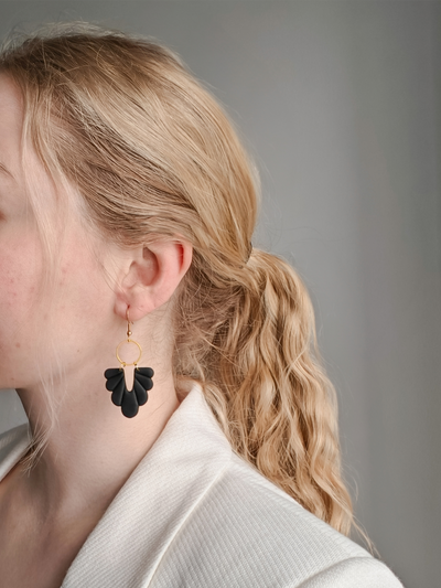 Amalia Korvakorut, Musta