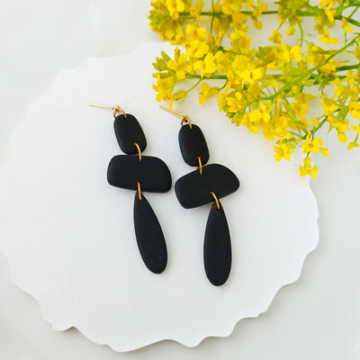 Laventeli Korvakorut, Musta