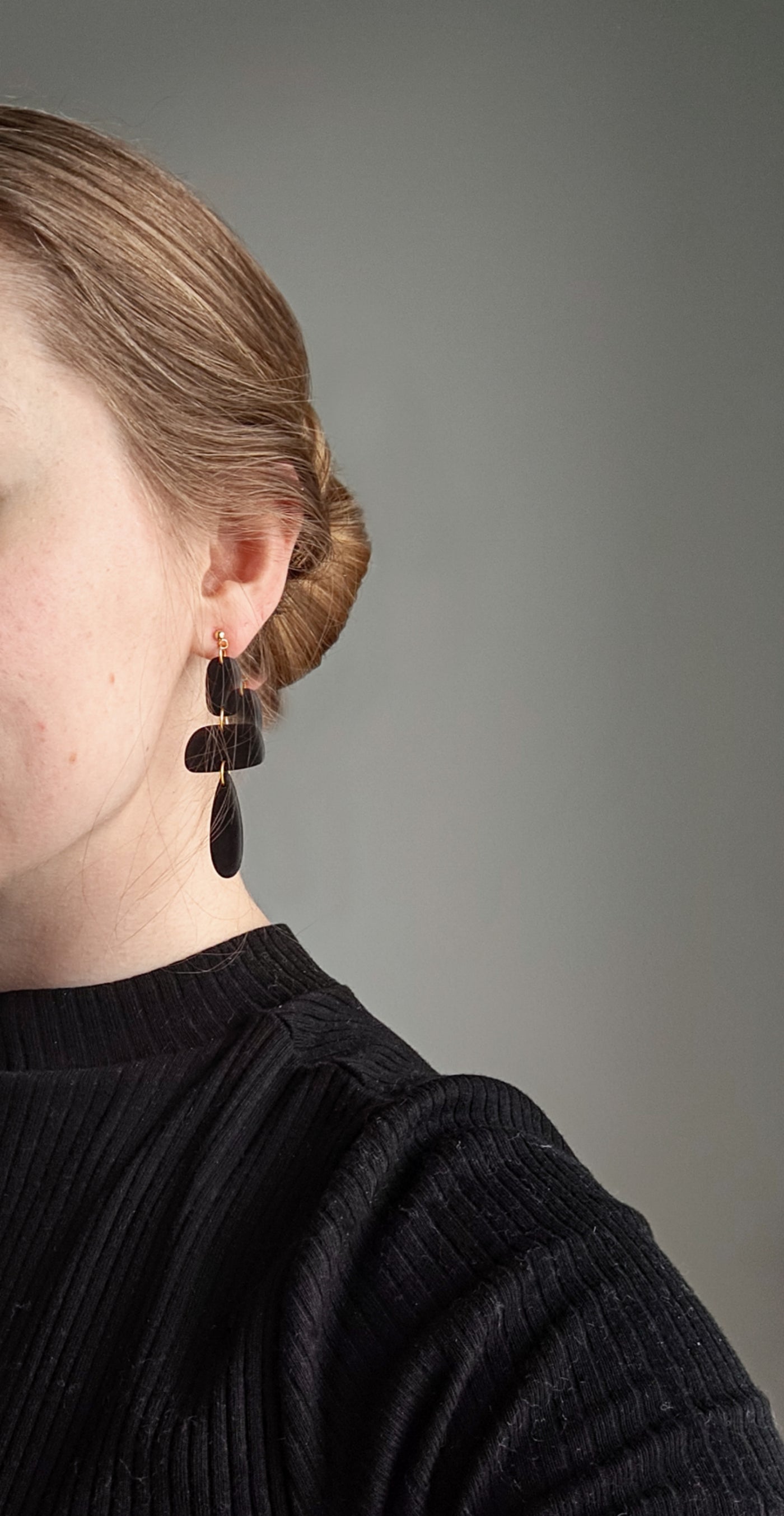 Laventeli Korvakorut, Musta