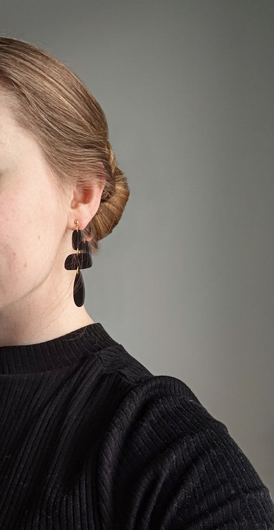 Laventeli Korvakorut, Musta