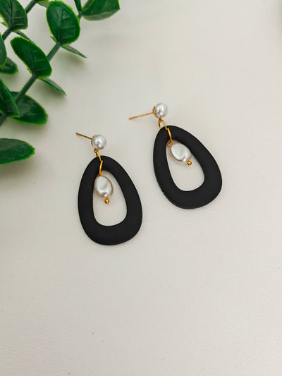 Luna Korvakorut, Musta