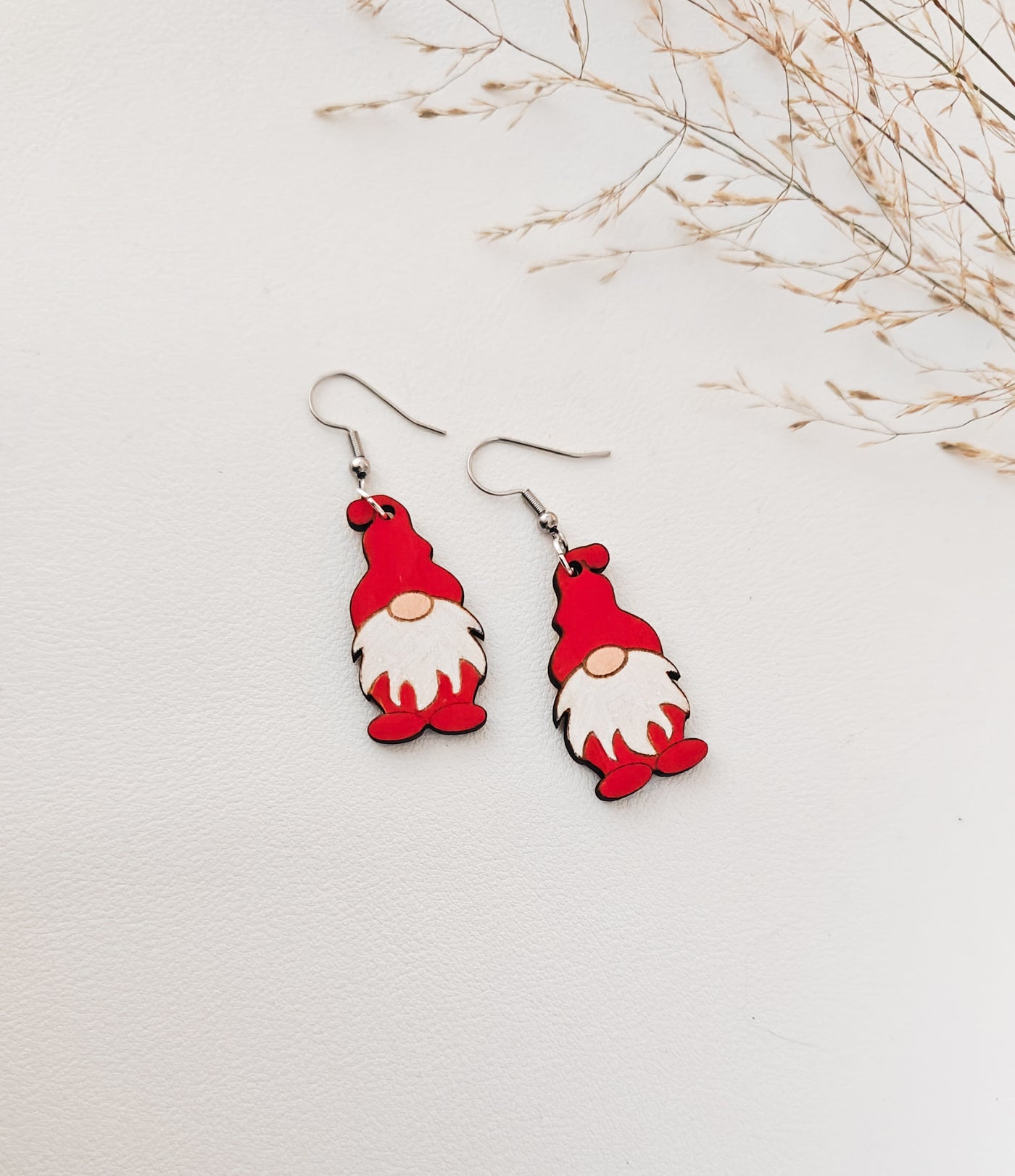 Tontut Korvakorut, Punainen