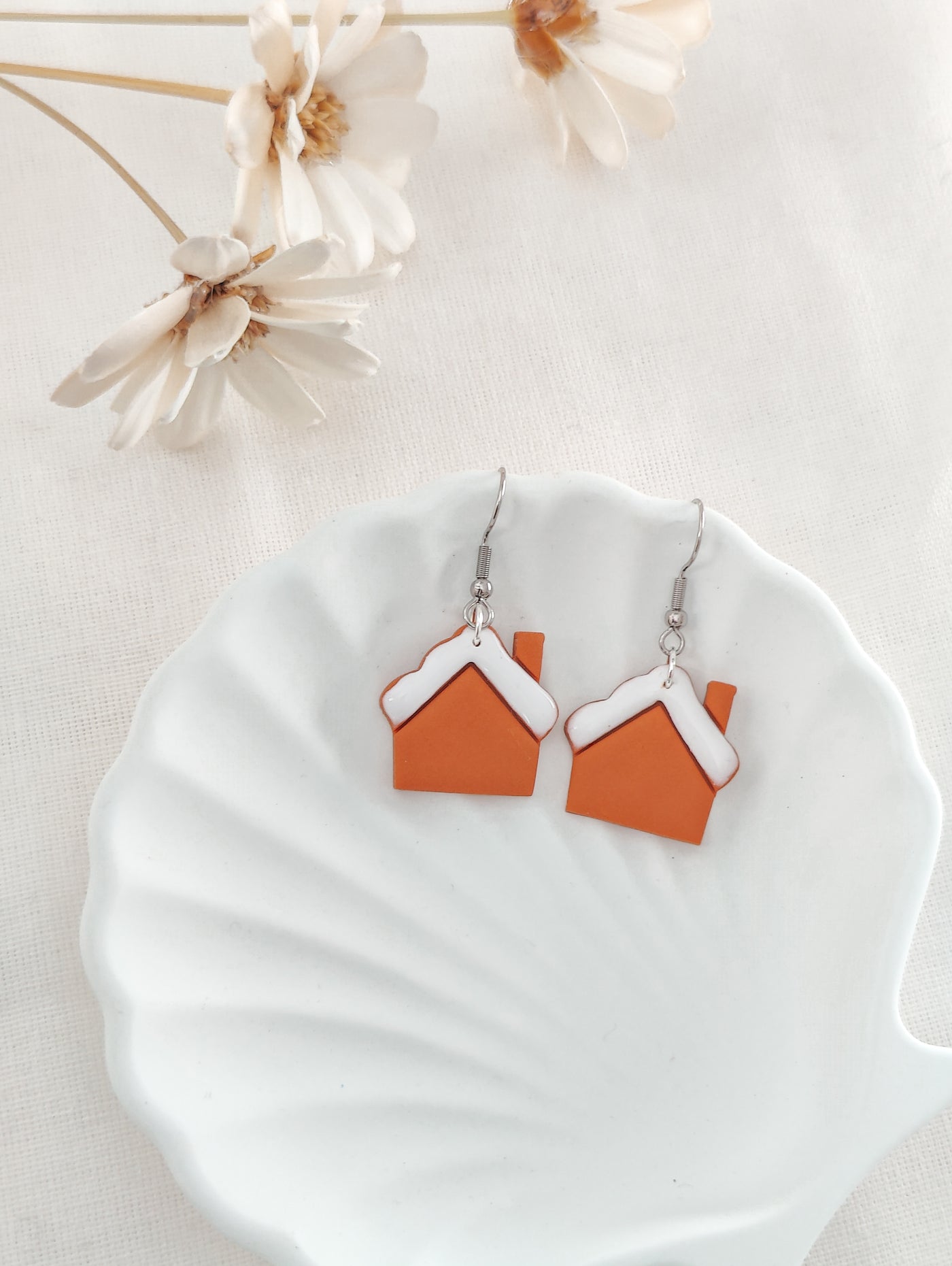 Piparitalo Korvakorut, Ruskea