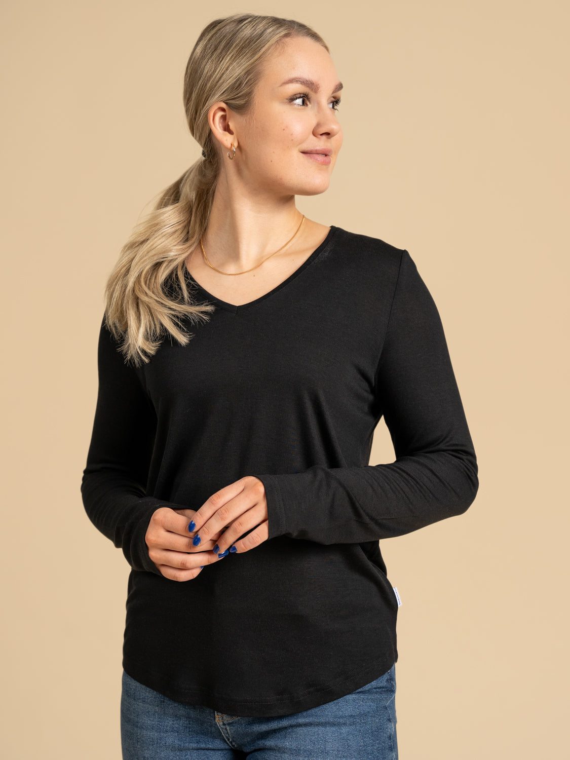 Aava Pitkähihainen, Musta