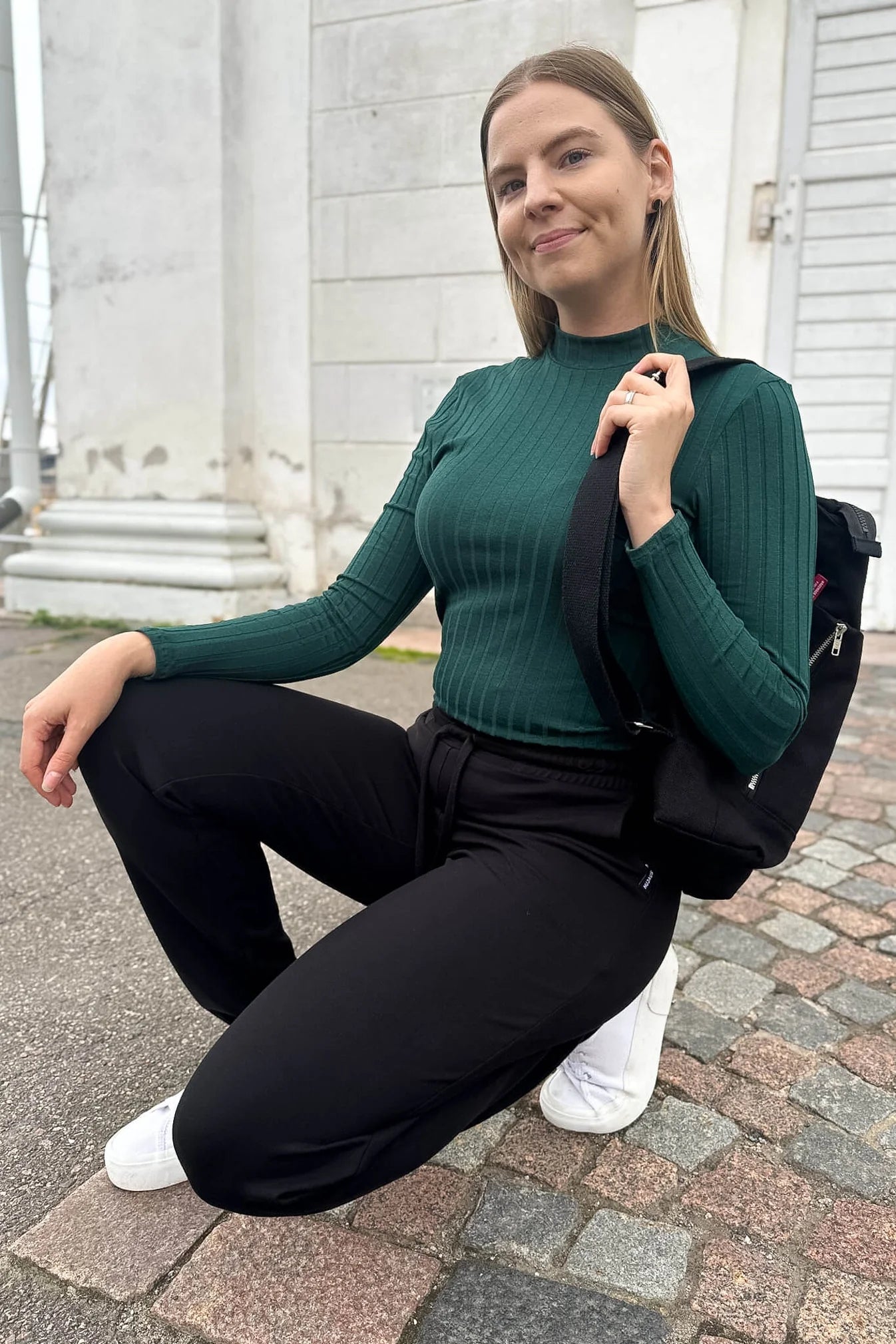 Metka Housut, Musta