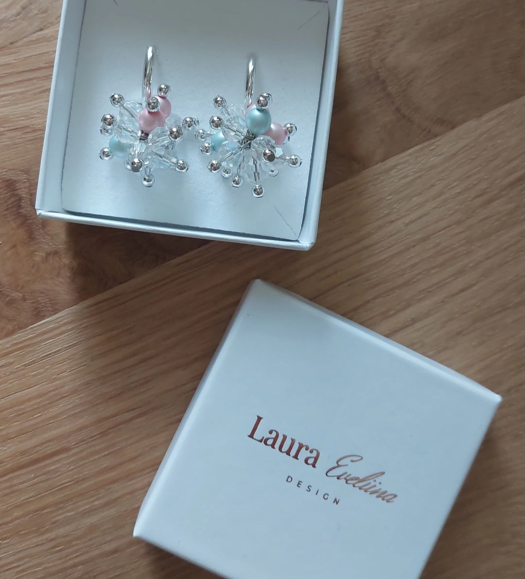 Laura Eveliina Design, Iso, useita eri värejä