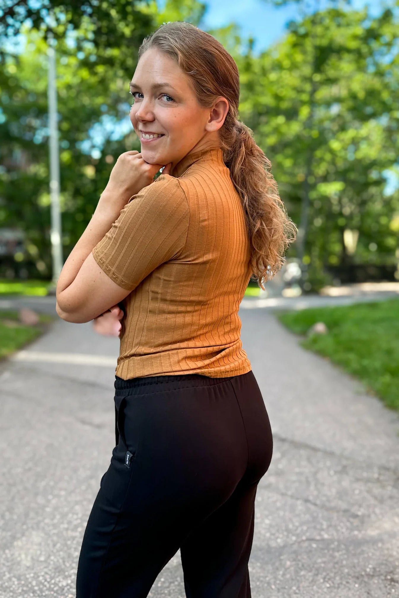 Metka Housut, Musta