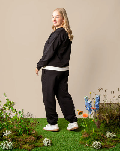 Collegehousut, Musta